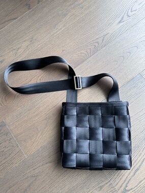 Harveys Original Seatbelt Bag Black Crossbody